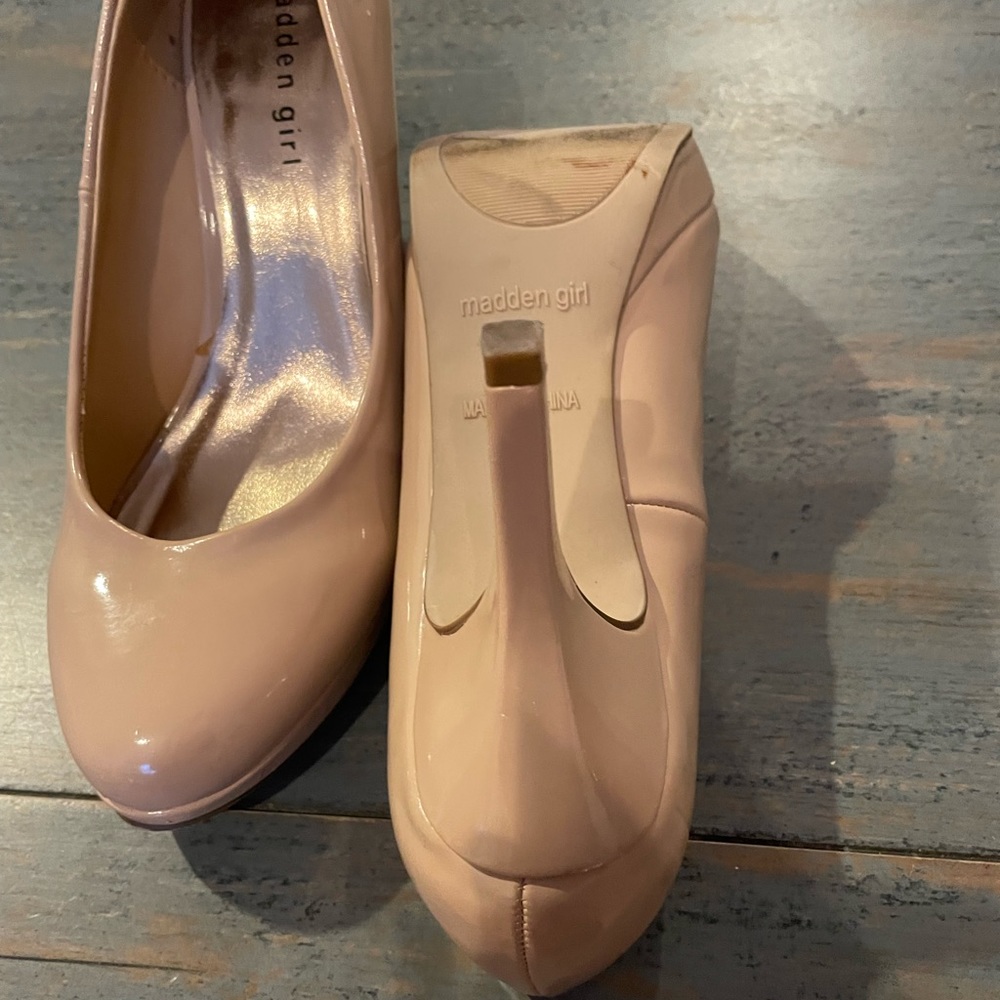 Madden Girl Nude Patent pumps- looks like new size 7 1/2 - Picture 4 of 11